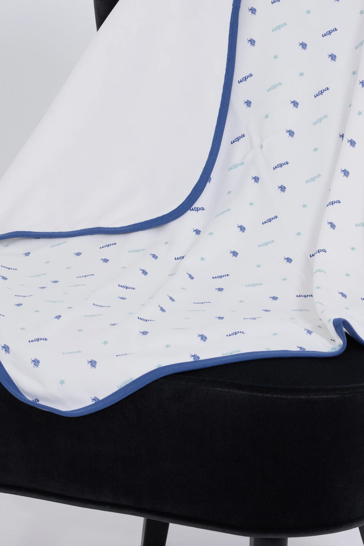 Păturică Băiețel Pe Alb Cu Imprimeu Logo