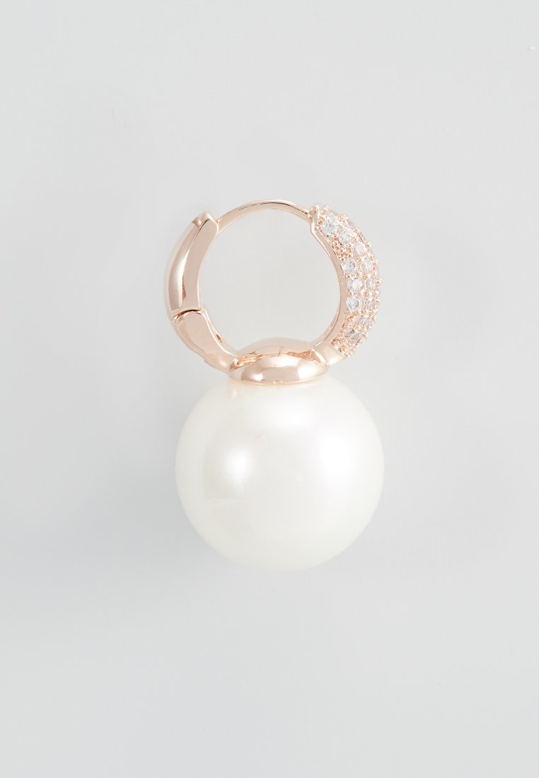 Cercei Dama Din Metal Placat Auriu Roze Cu Cristale Albe Si Perla Alba