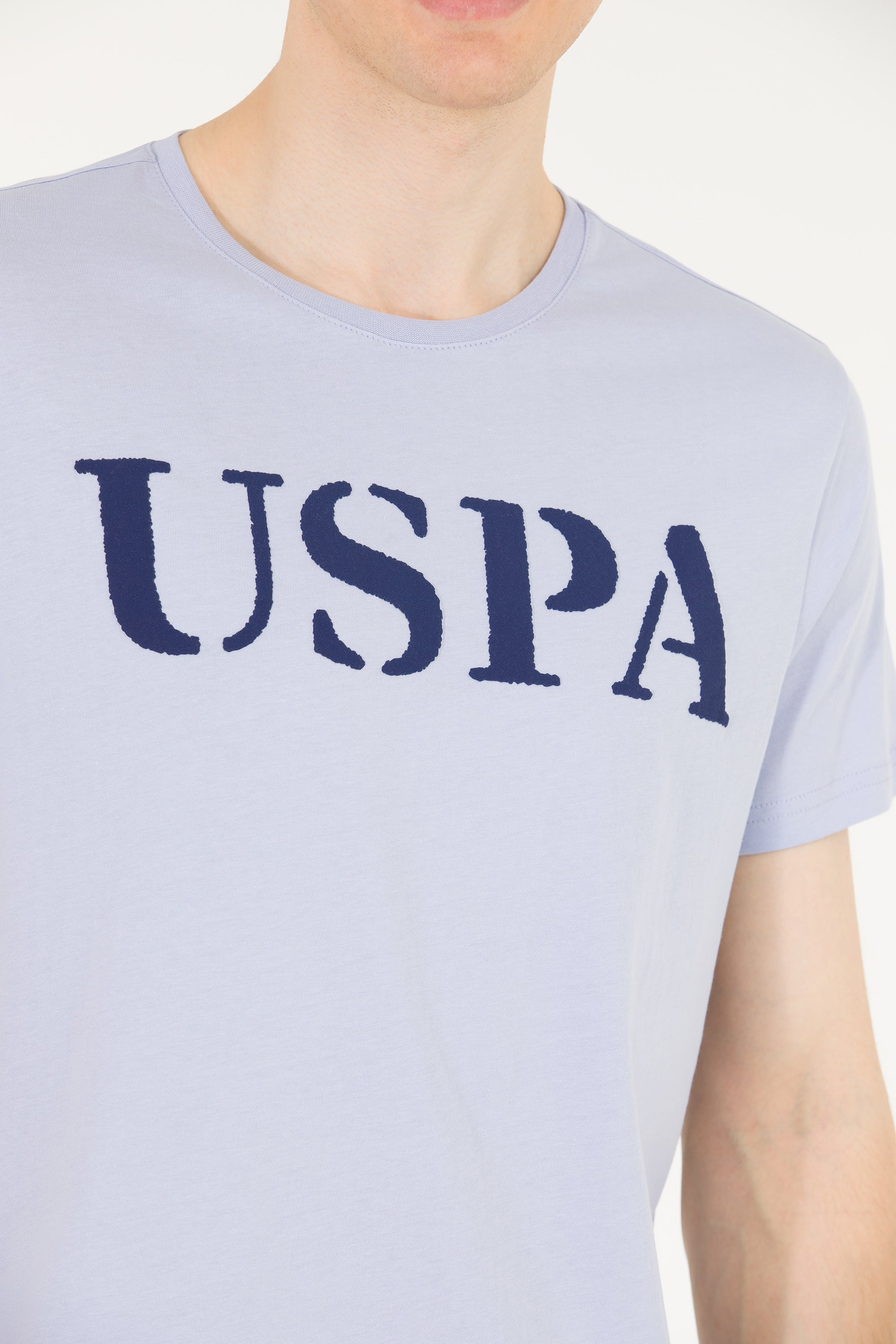 Tricou cu decolteu la baza gâtului cu imprimeu logo