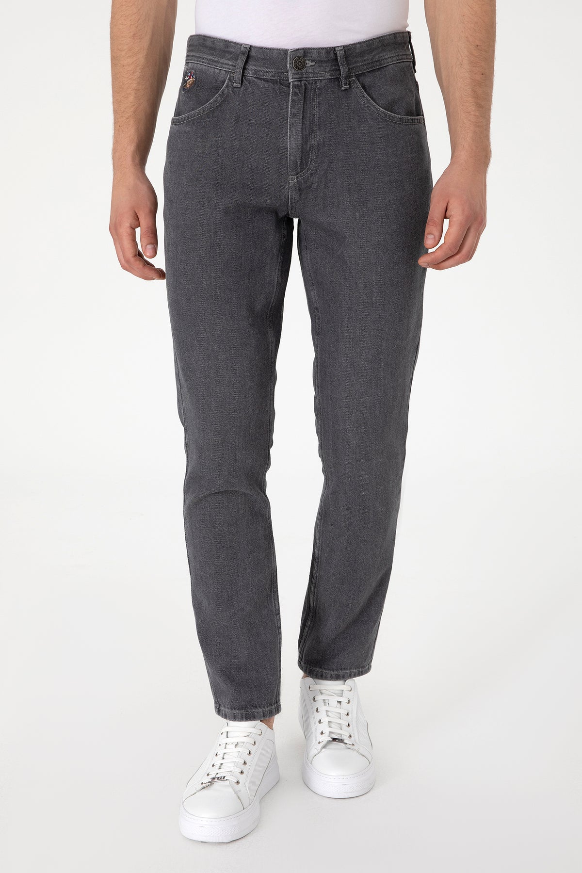 Blugi Bărbați Pe Gri Închis Cu Logo Brodat La Buzunar