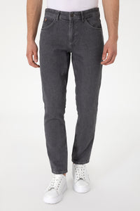 Blugi Bărbați Pe Gri Închis Cu Logo Brodat La Buzunar