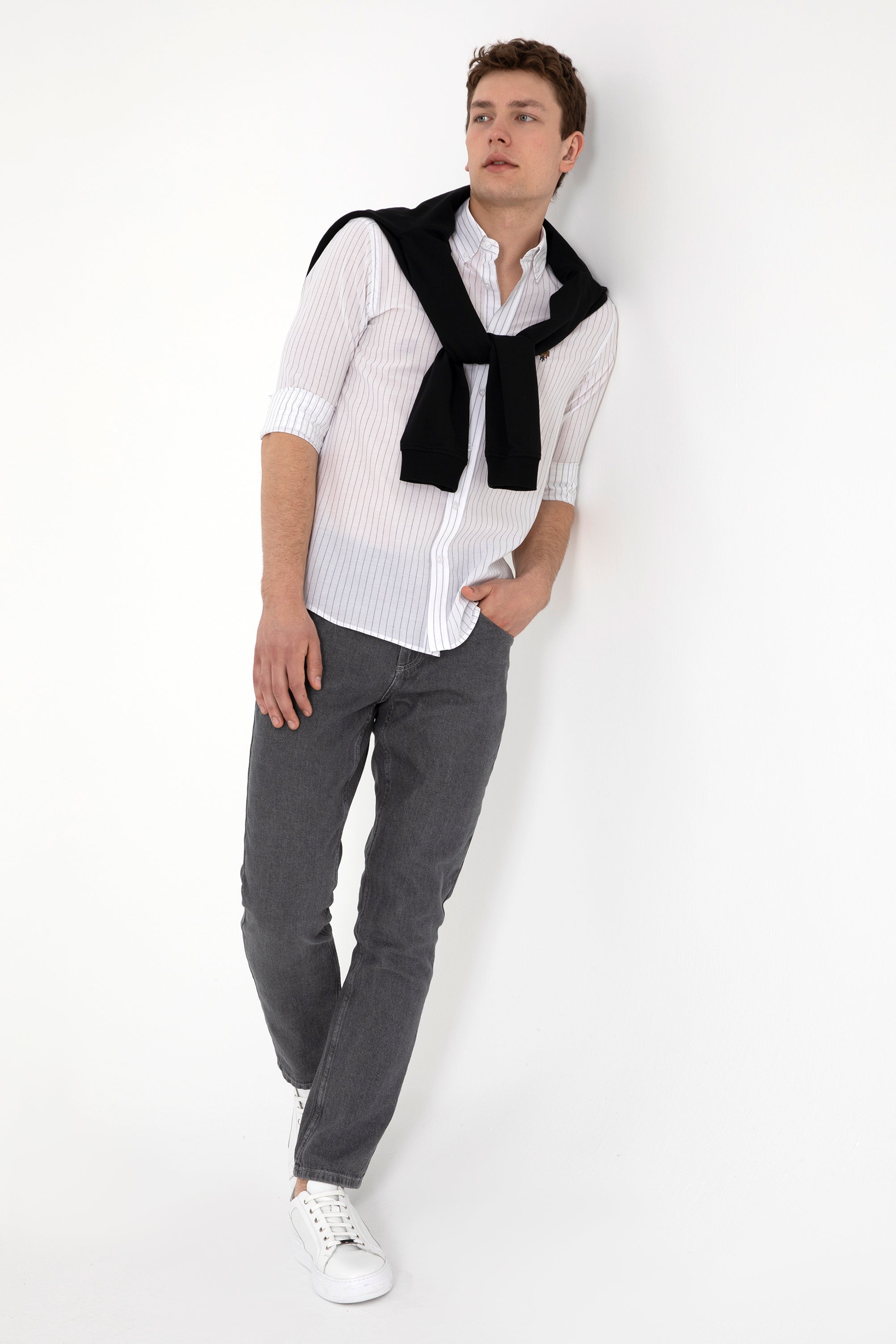 Blugi Bărbați Pe Gri Închis Cu Logo Brodat La Buzunar