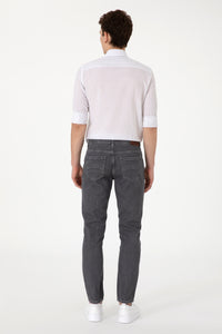 Blugi Bărbați Pe Gri Închis Cu Logo Brodat La Buzunar