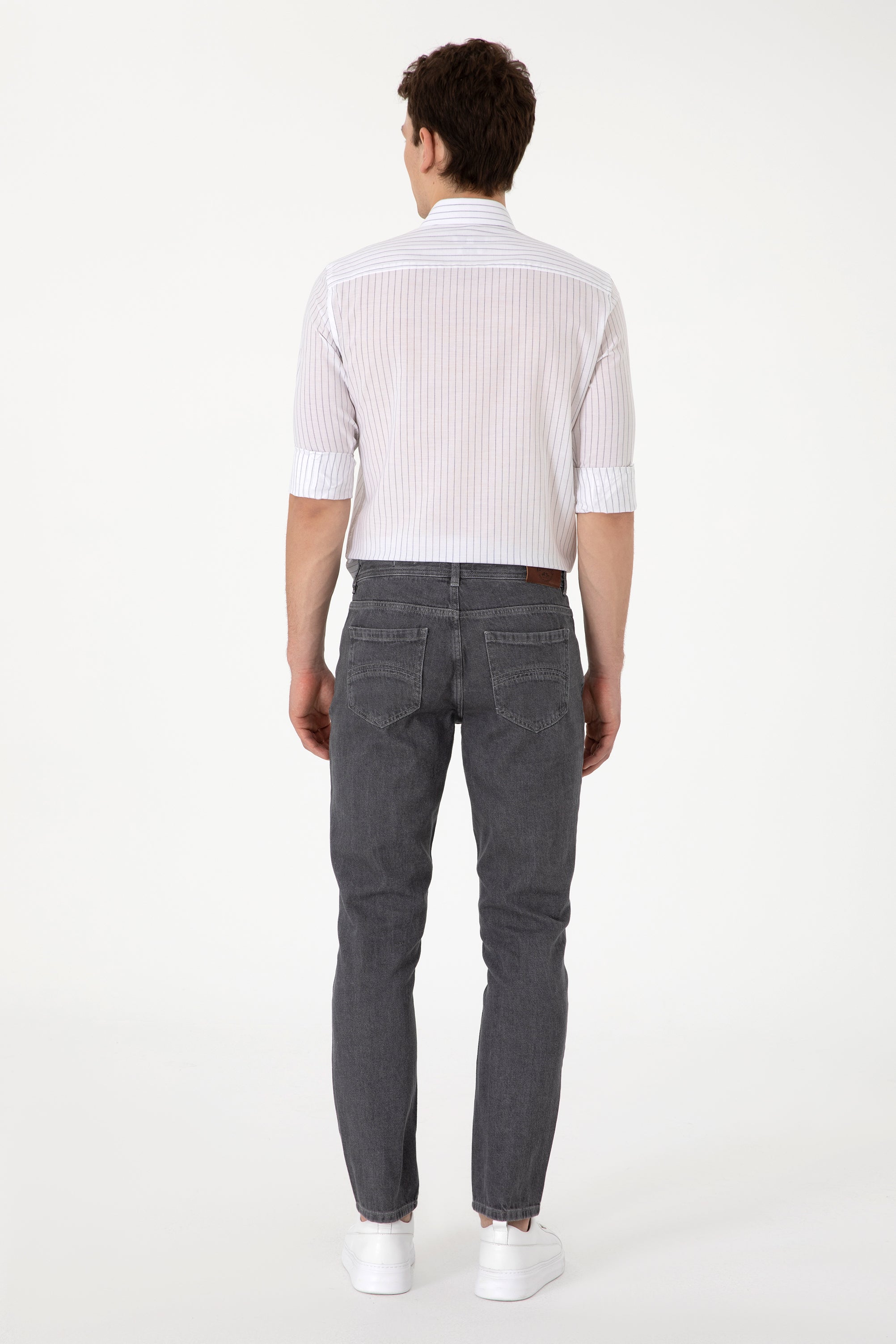 Blugi Bărbați Pe Gri Închis Cu Logo Brodat La Buzunar