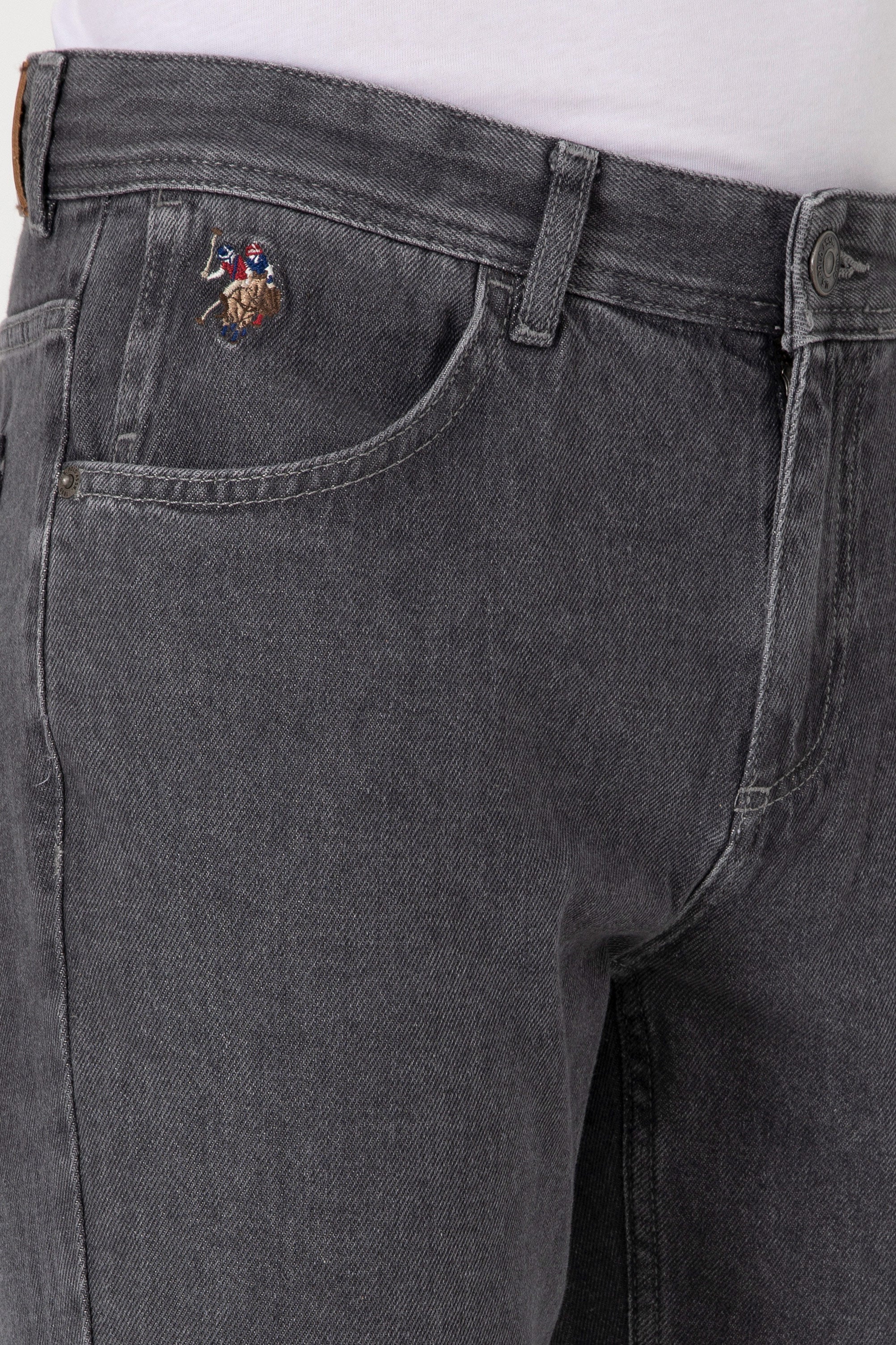 Blugi Bărbați Pe Gri Închis Cu Logo Brodat La Buzunar