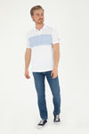 Tricou Polo Barbat Alb Cu Model Albastru Pe Piept