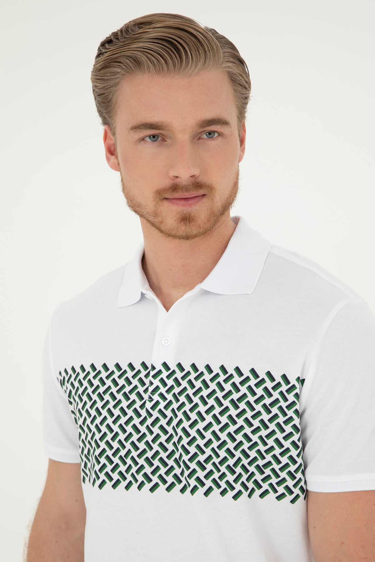 Tricou Polo Barbat Alb Cu Model Verde Pe Piept