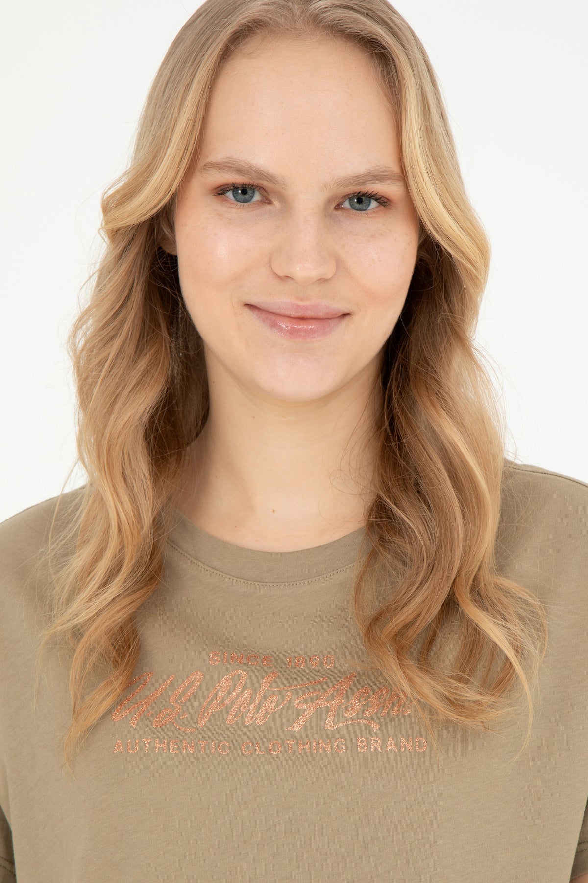 Tricou Damă Pe Kaki Cu Guler Rotund Și Print Text Pe Piept