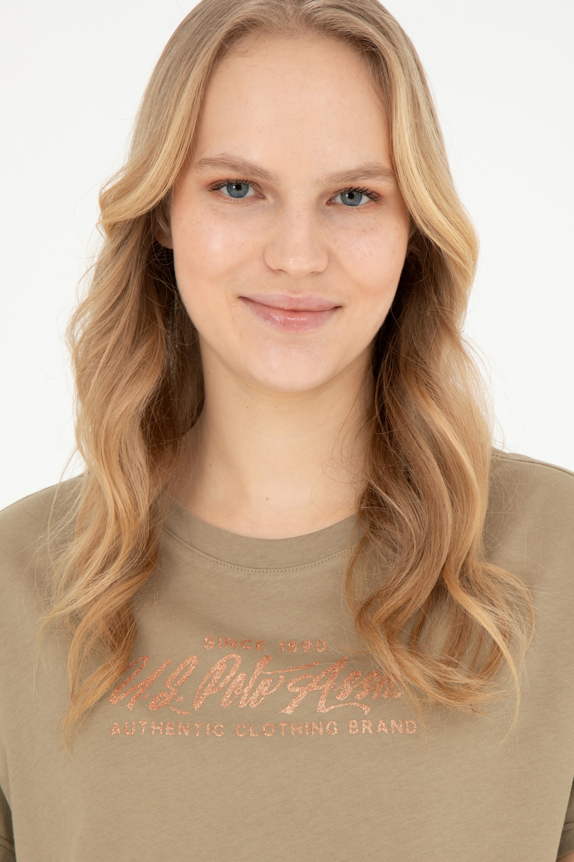 Tricou Damă Pe Kaki Cu Guler Rotund Și Print Text Pe Piept