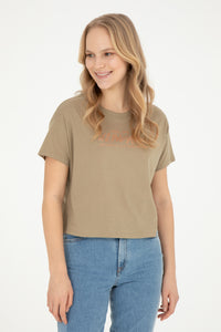 Tricou Damă Pe Kaki Cu Guler Rotund Și Print Text Pe Piept