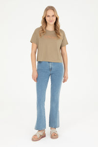 Tricou Damă Pe Kaki Cu Guler Rotund Și Print Text Pe Piept