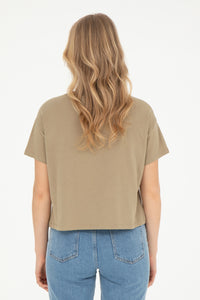 Tricou Damă Pe Kaki Cu Guler Rotund Și Print Text Pe Piept