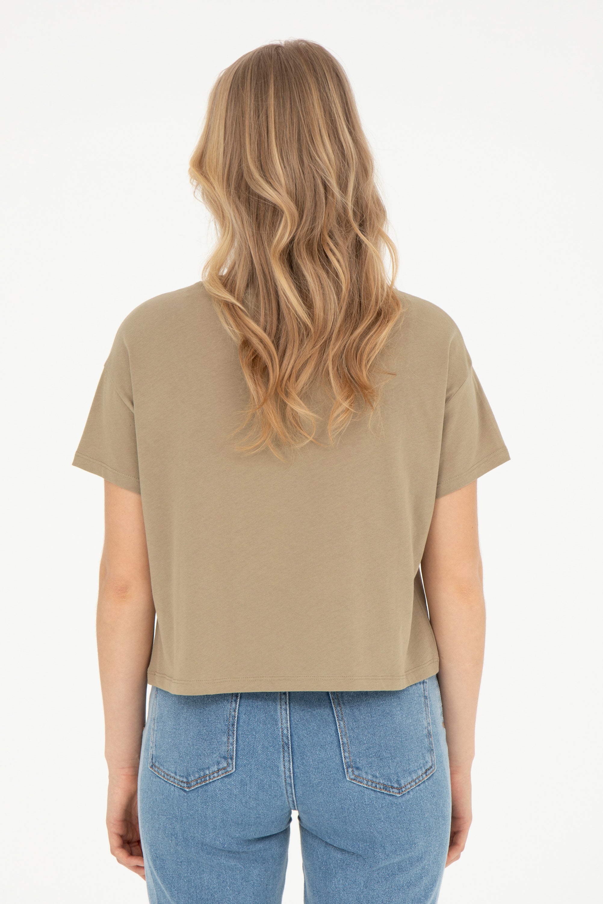 Tricou Damă Pe Kaki Cu Guler Rotund Și Print Text Pe Piept