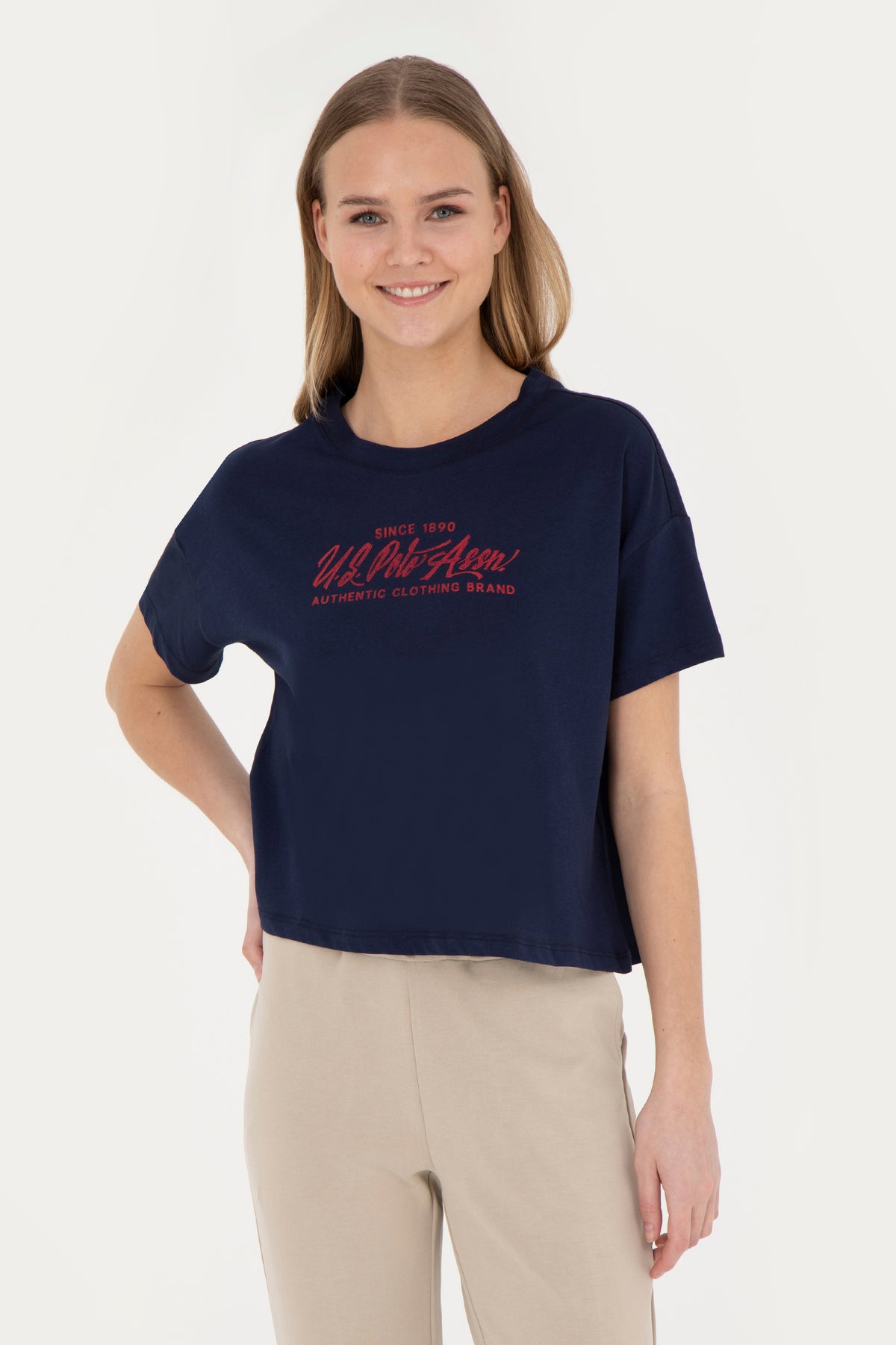 Tricou Damă Pe Bleumarin Cu Guler Rotund Și Print Text Pe Piept