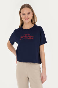 Tricou Damă Pe Bleumarin Cu Guler Rotund Și Print Text Pe Piept