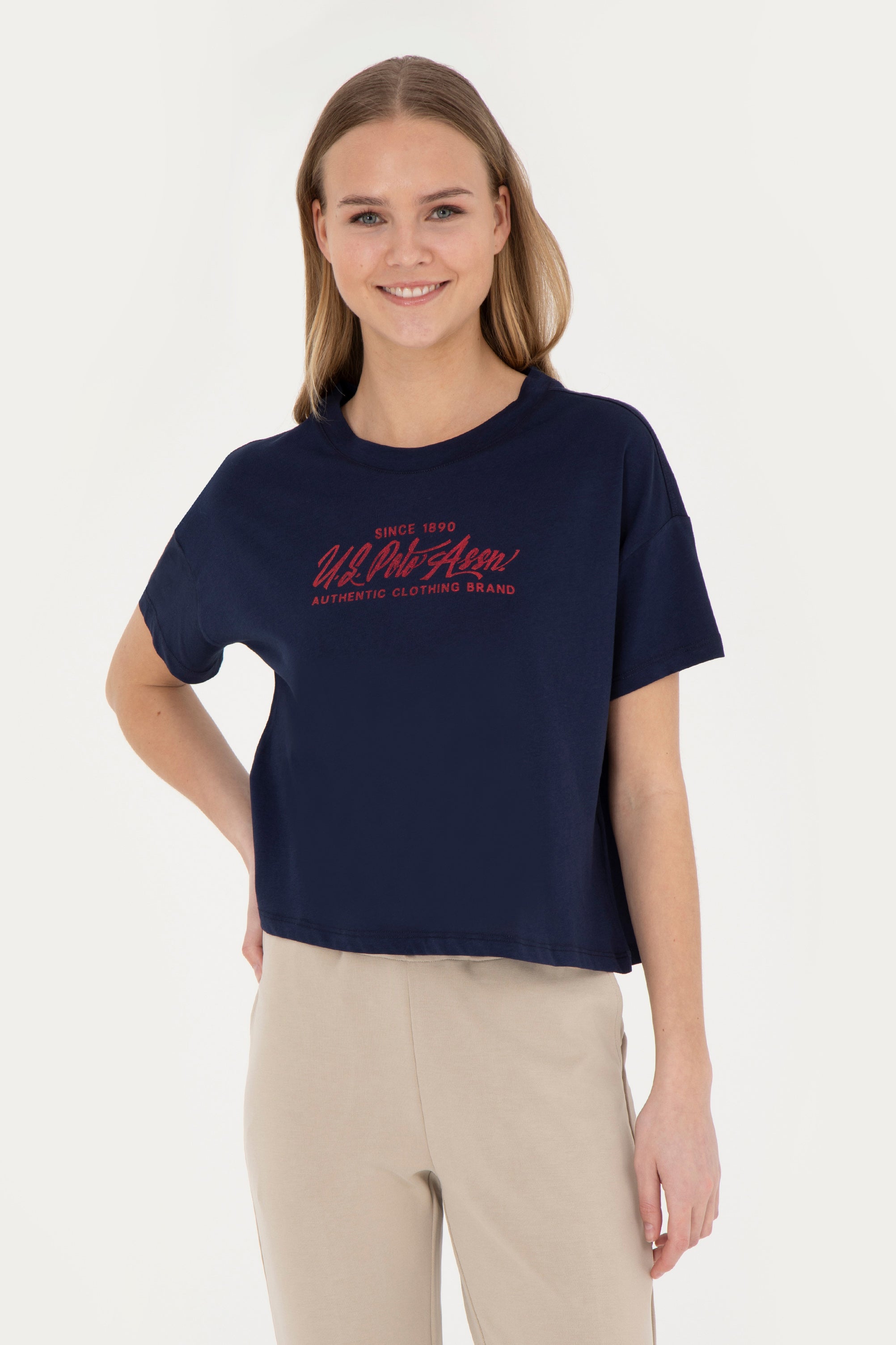 Tricou Damă Pe Bleumarin Cu Guler Rotund Și Print Text Pe Piept