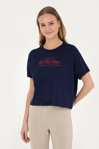 Tricou Damă Pe Bleumarin Cu Guler Rotund Și Print Text Pe Piept