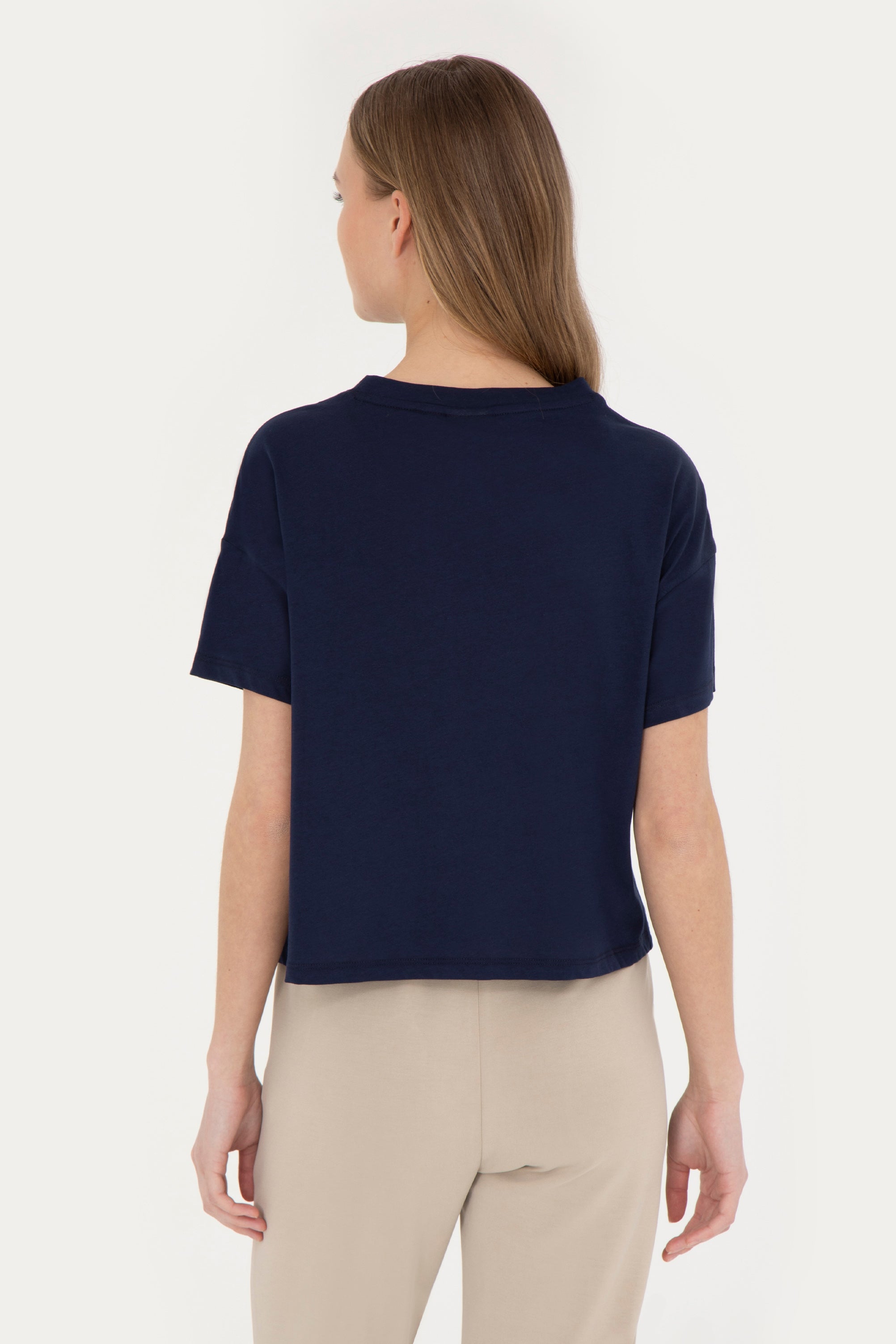 Tricou Damă Pe Bleumarin Cu Guler Rotund Și Print Text Pe Piept