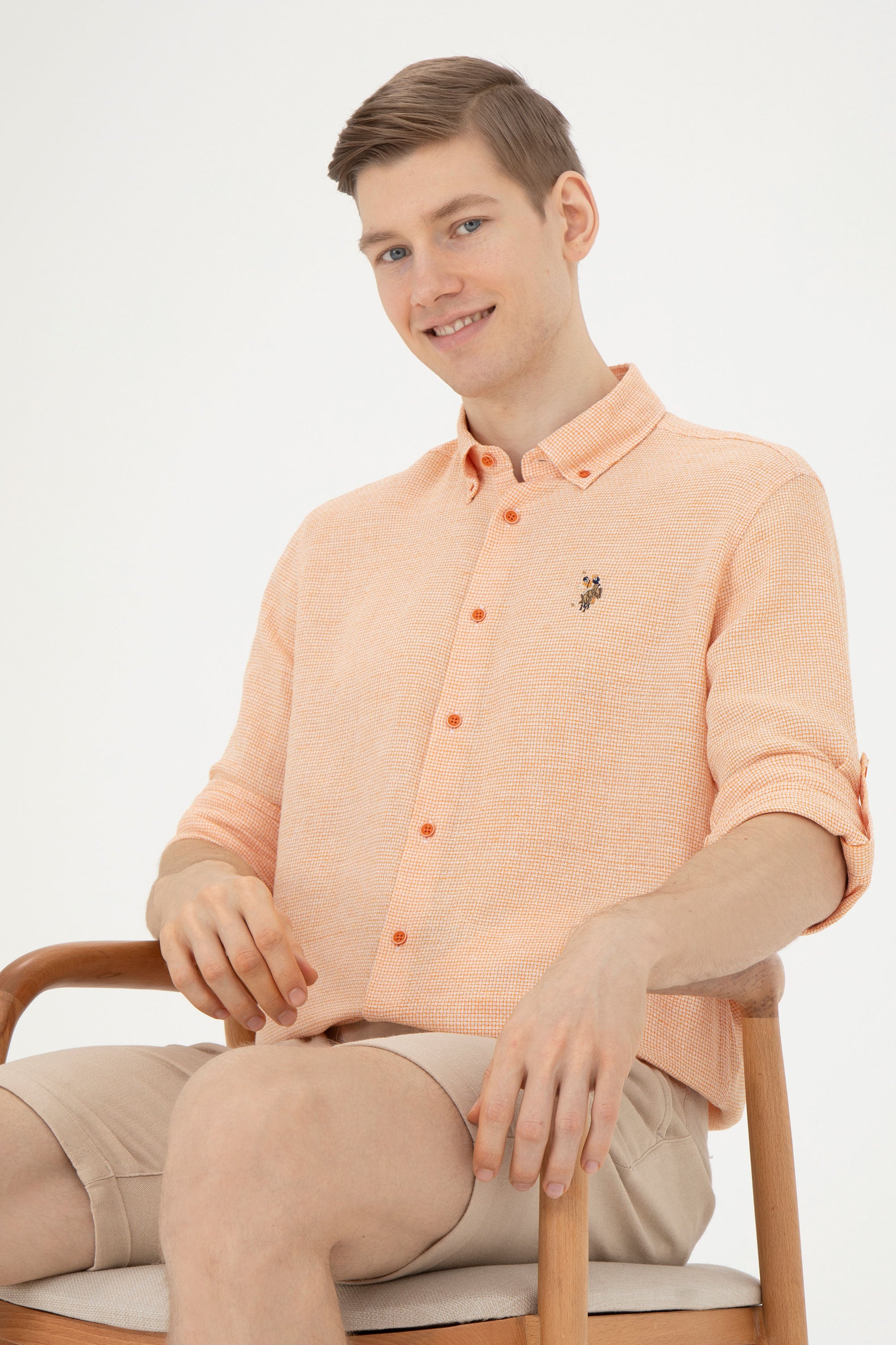 Cămașă Bărbați Pe Portocaliu Din Textură Fină Cu Logo Colorat