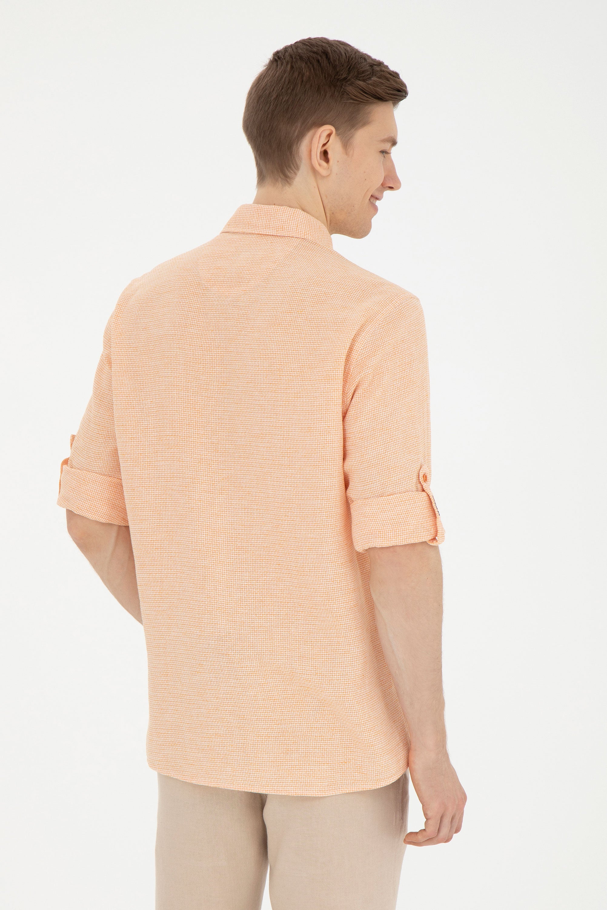 Cămașă Bărbați Pe Portocaliu Din Textură Fină Cu Logo Colorat