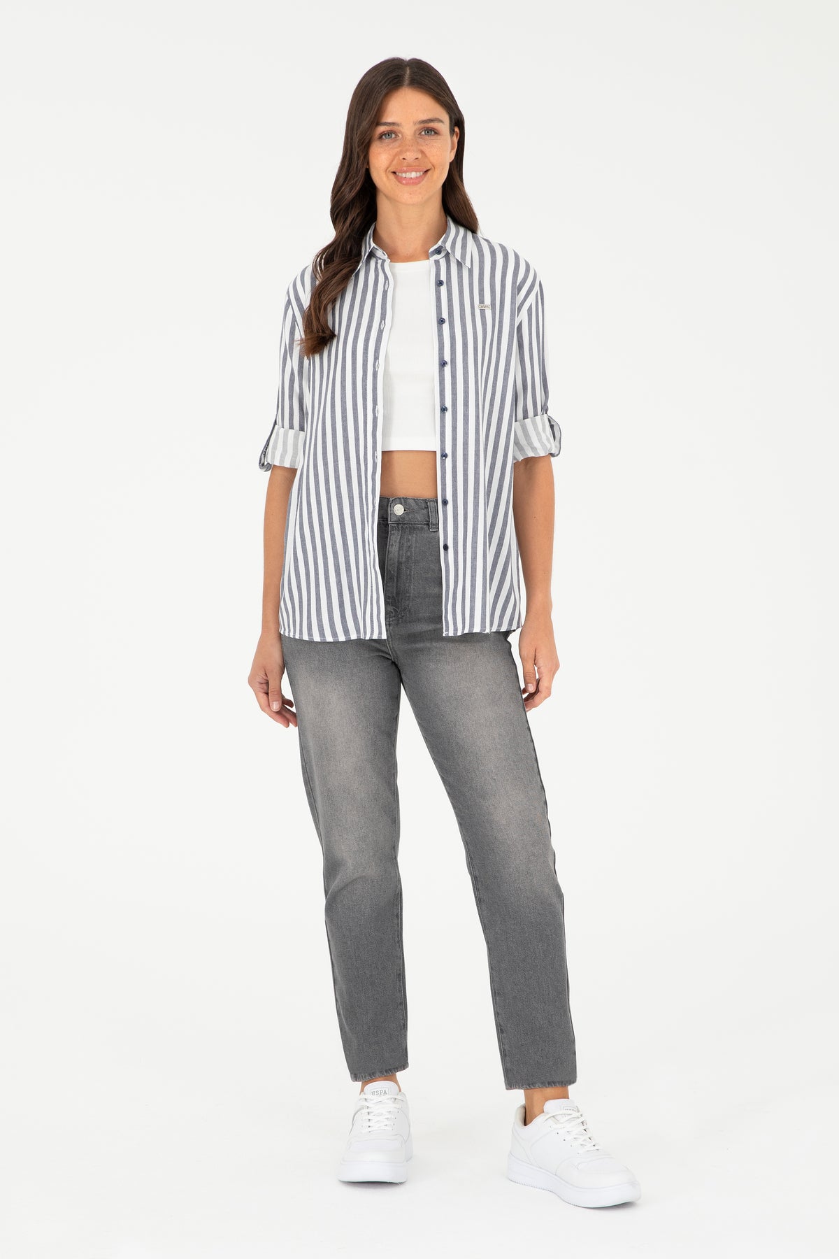 Cămașă Damă Pe Alb Cu Dungi Bleumarin Si Logo Aplicat