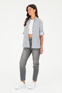 Cămașă Damă Pe Alb Cu Dungi Bleumarin Si Logo Aplicat