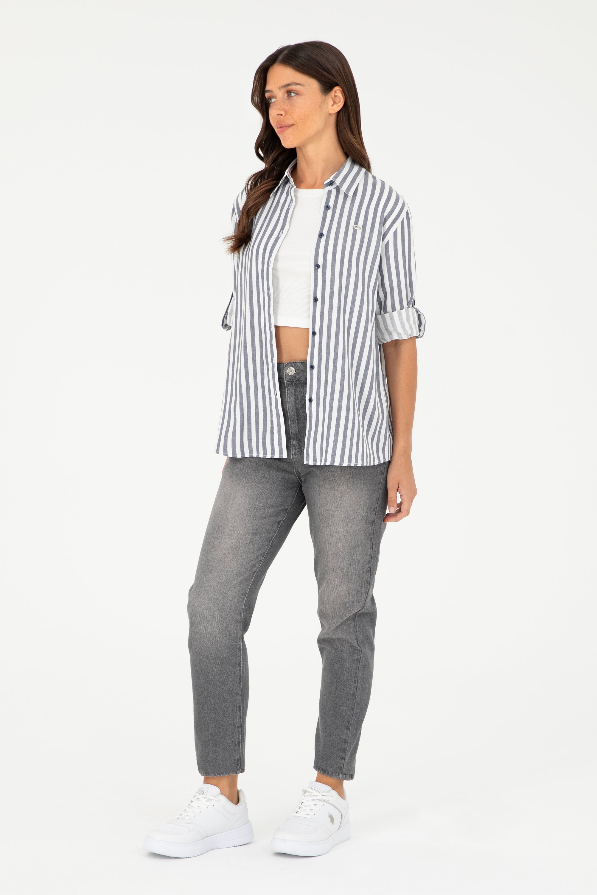 Cămașă Damă Pe Alb Cu Dungi Bleumarin Si Logo Aplicat