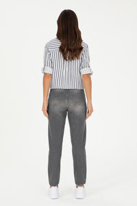 Cămașă Damă Pe Alb Cu Dungi Bleumarin Si Logo Aplicat