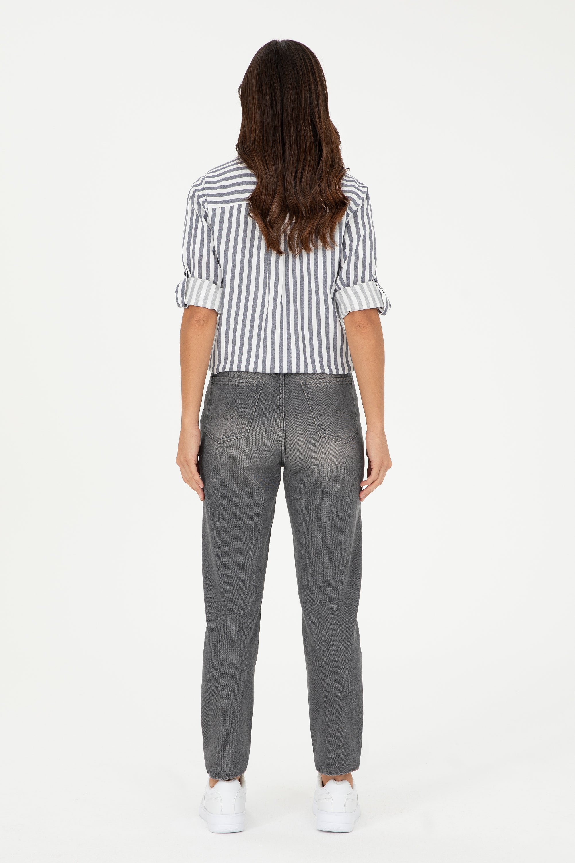 Cămașă Damă Pe Alb Cu Dungi Bleumarin Si Logo Aplicat