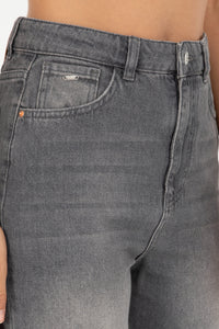 Cămașă Damă Pe Alb Cu Dungi Bleumarin Si Logo Aplicat