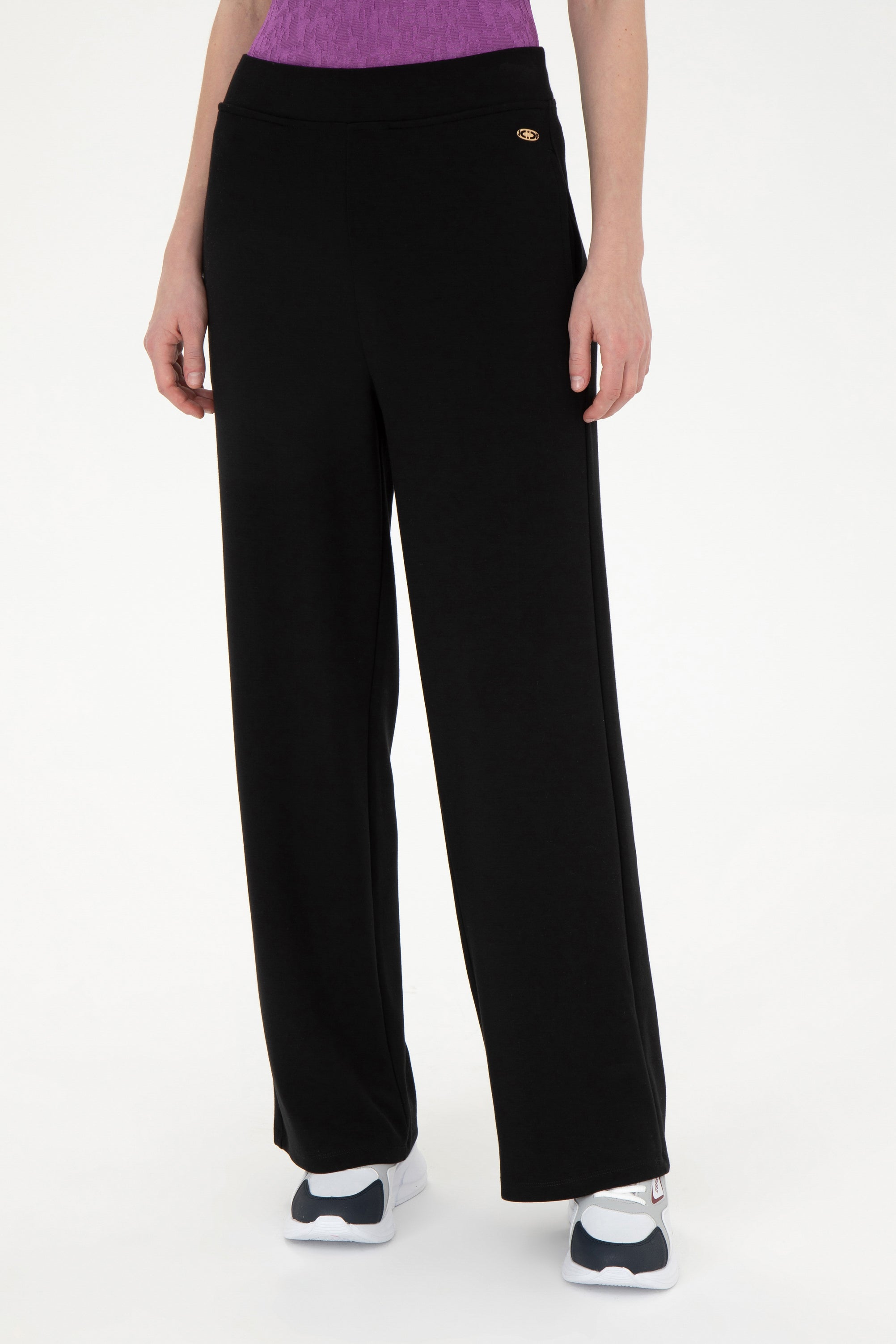 Pantaloni Sport Damă Evazați Pe Negru