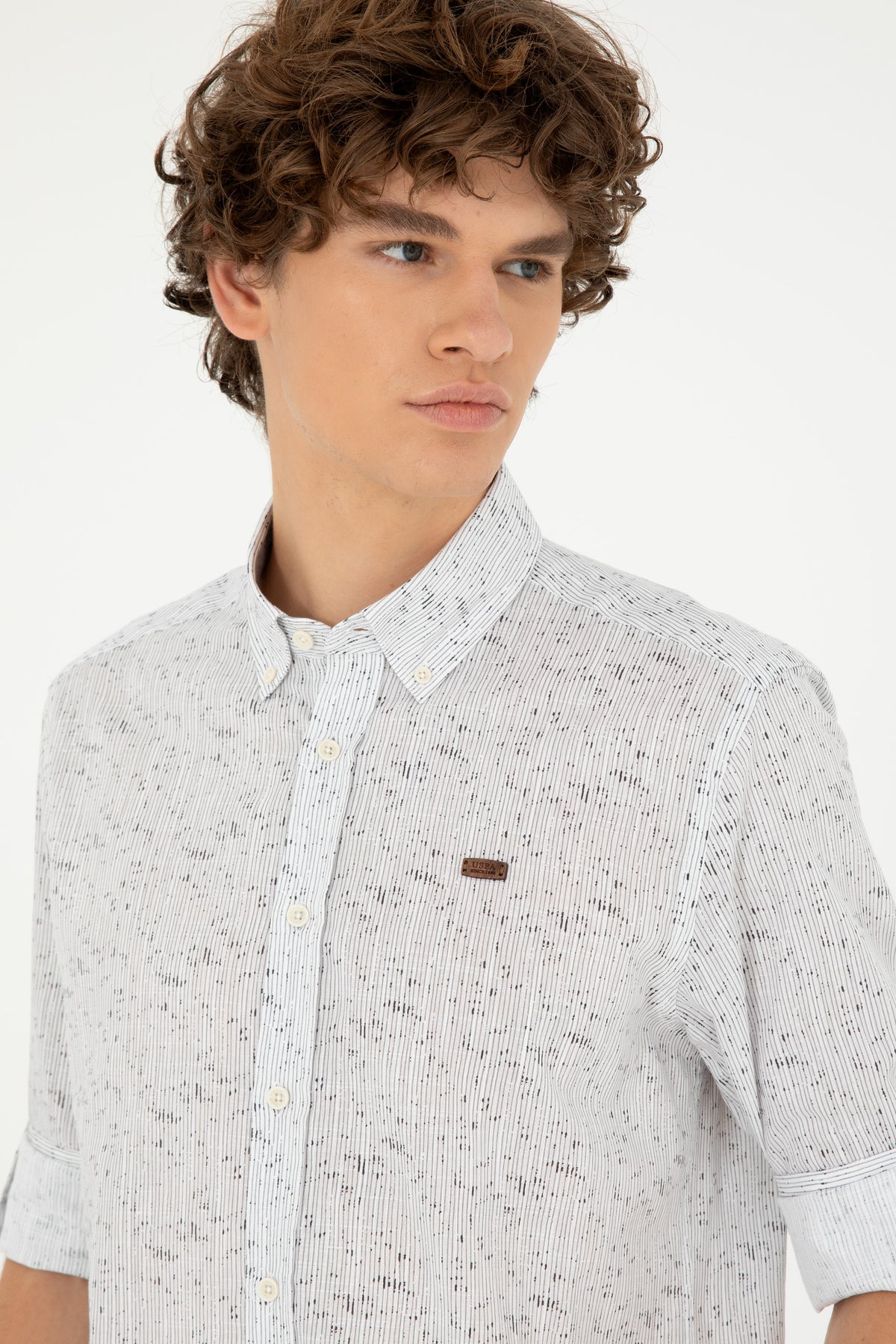 Cămașă Bărbați Pe Alb Cu Model Abstract Și Logo Discret