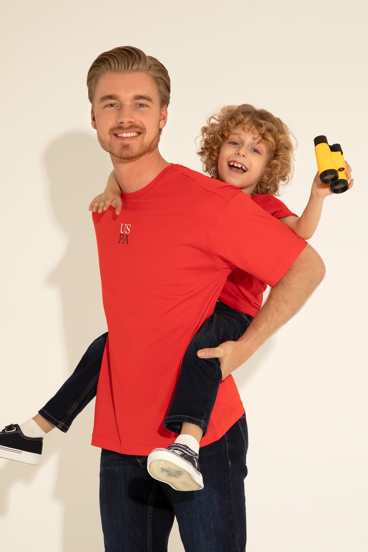 Tricou Bărbați Pe Roșu Cu Guler Rotund