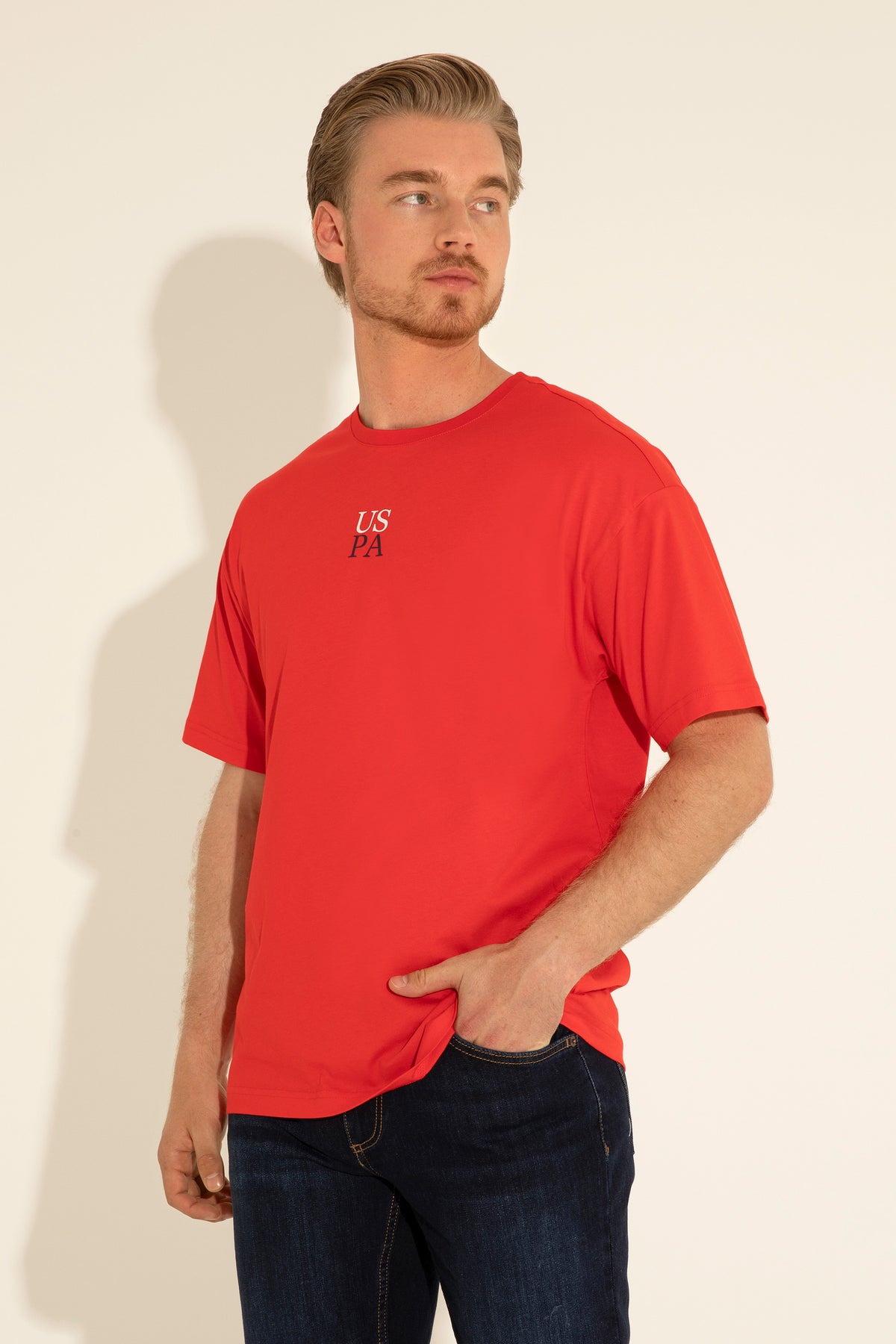 Tricou Bărbați Pe Roșu Cu Guler Rotund