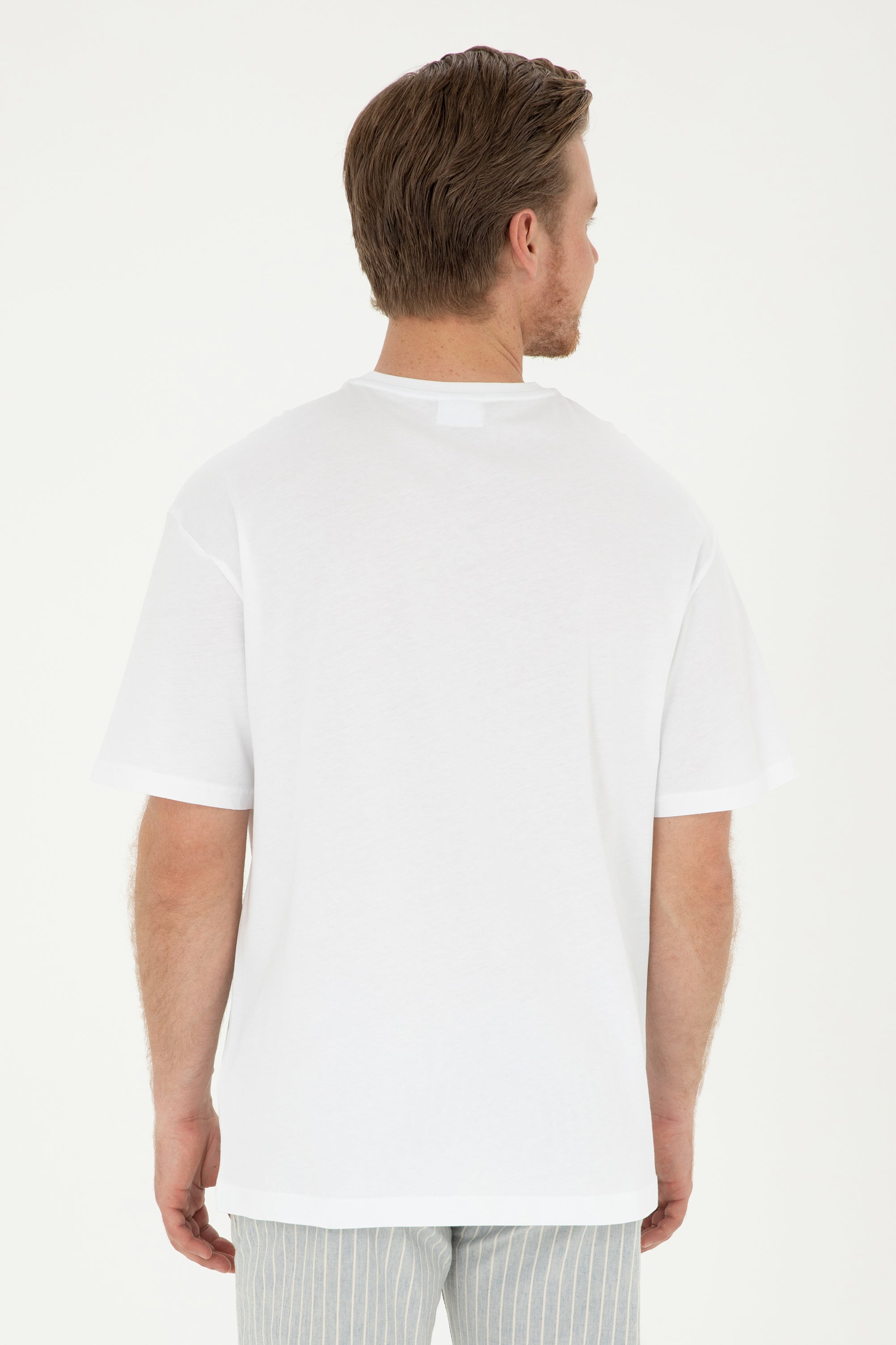 Tricou Bărbați Pe Alb Cu Guler Rotund Oversize