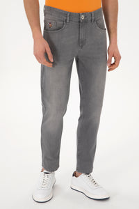 Blugi Barbat Gri  Cu Logo Brodat La Buzunar