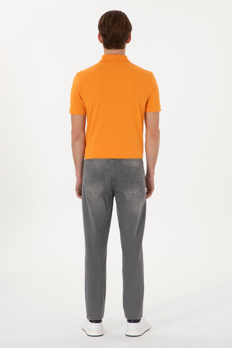 Blugi Barbat Gri  Cu Logo Brodat La Buzunar