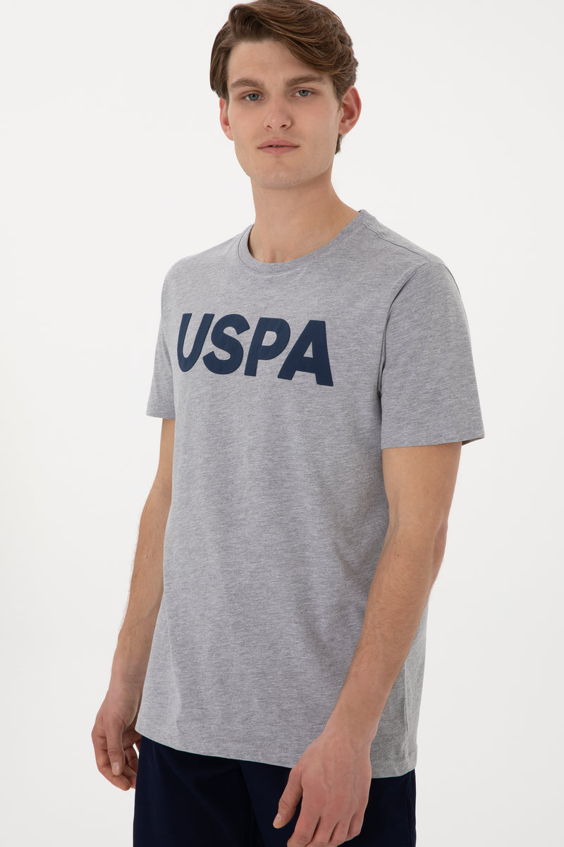 Tricou Barbat Gri Cu Guler Rotund Si Print USPA Pe Piept