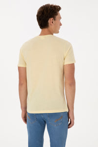 Tricou Bărbați Pe Galben Prăfuit Cu Guler Rotund Și Logo Discret