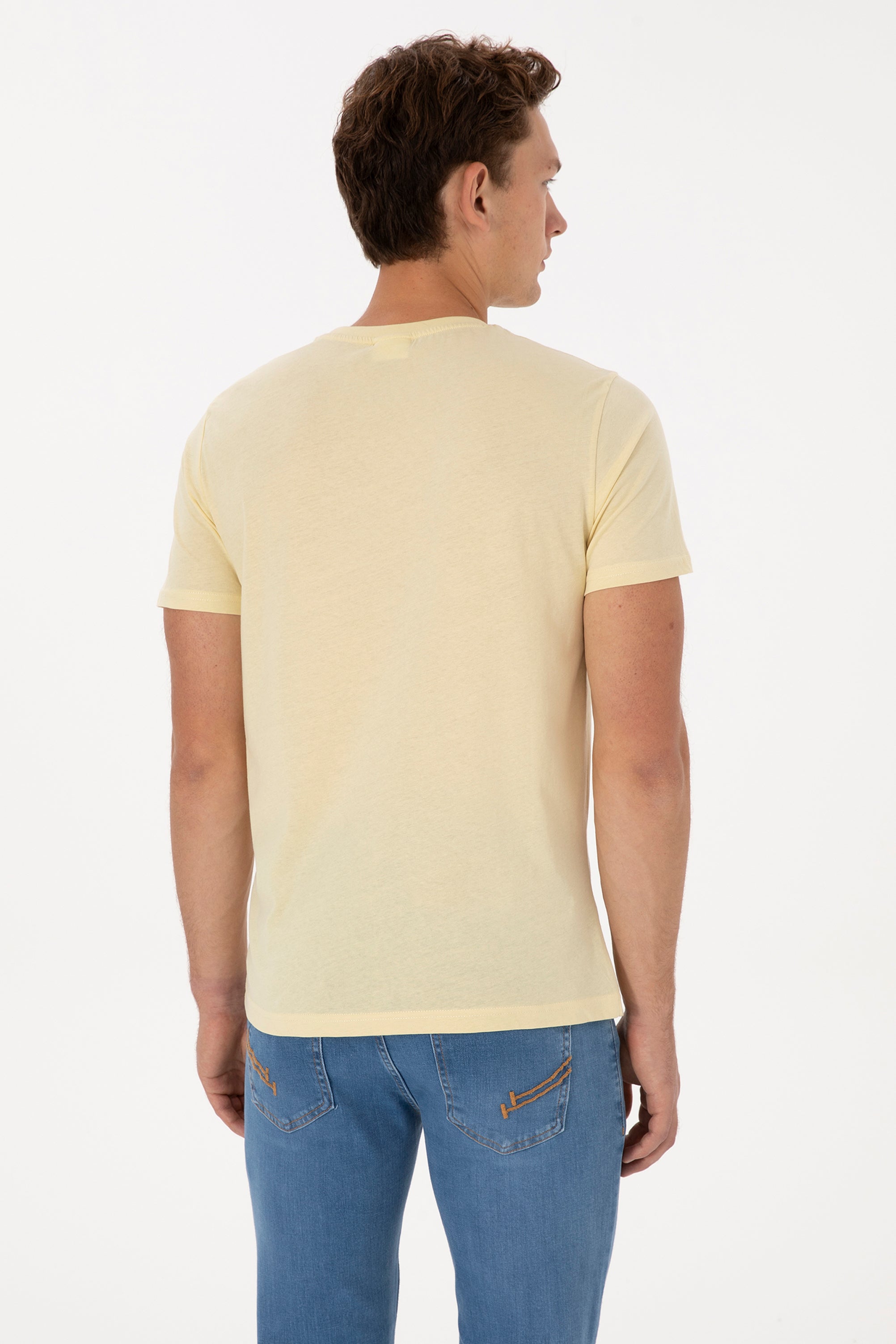 Tricou Bărbați Pe Galben Prăfuit Cu Guler Rotund Și Logo Discret