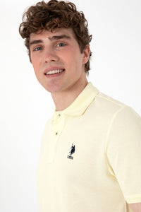 Tricou Polo Barbat Galben Deschis Cu Logo Brodat Si Mic Detaliu La Guler