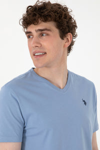 Tricou Barbat Albastru Cu Guler In V Si Logo Brodat