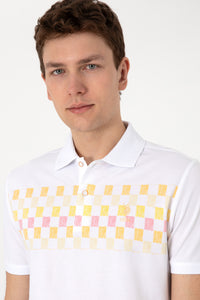 Tricou Polo Alb Barbat Cu Model pe Piept si Guler Special