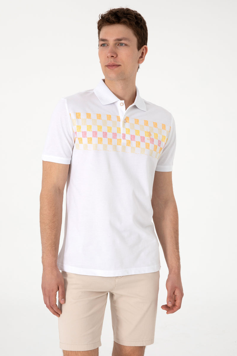 Tricou Polo Alb Barbat Cu Model pe Piept si Guler Special