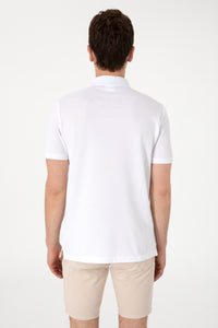 Tricou Polo Alb Barbat Cu Model pe Piept si Guler Special