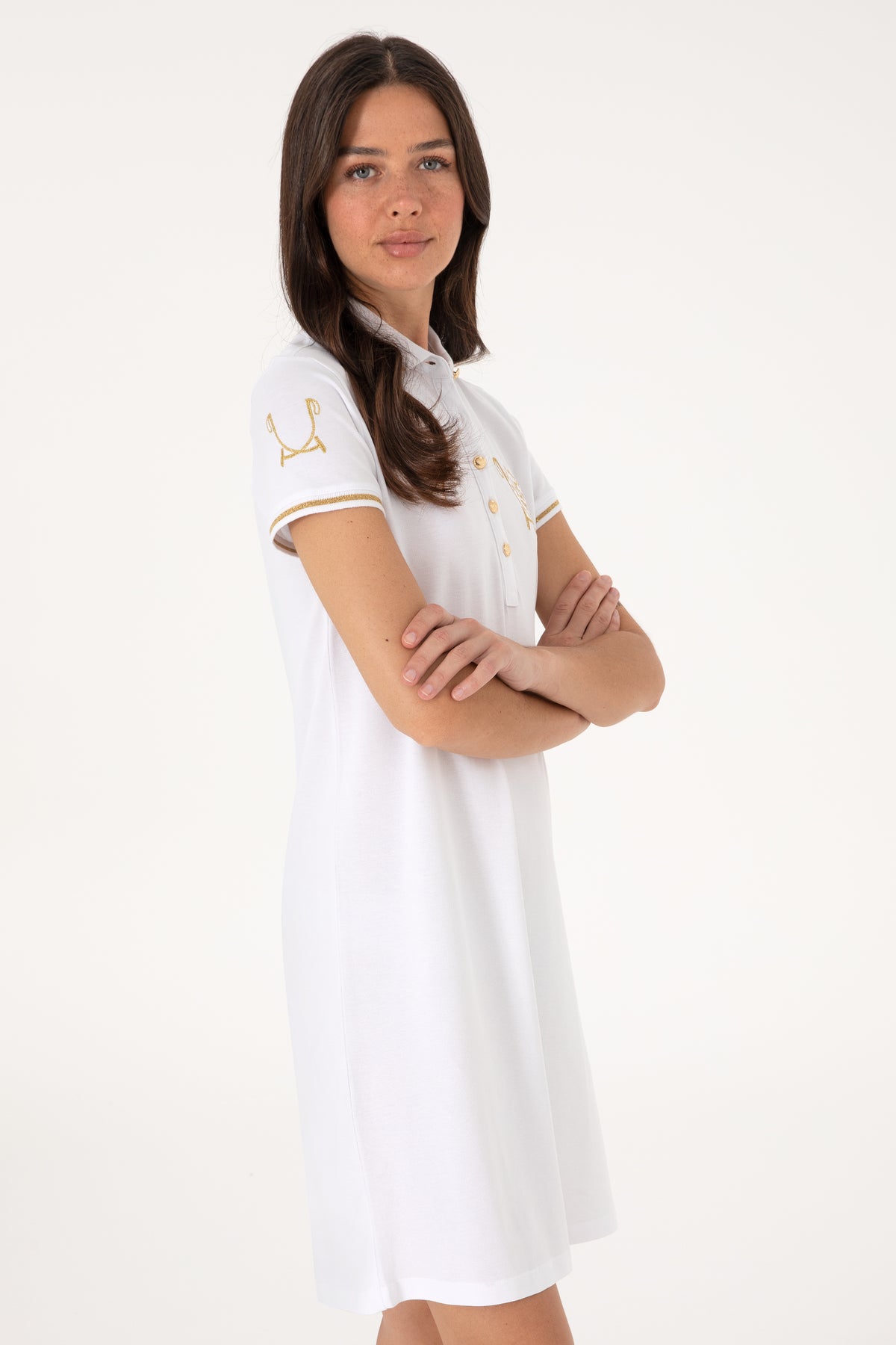 Rochie Polo Alb Cu Logo Auriu  Și Detalii pe Guler