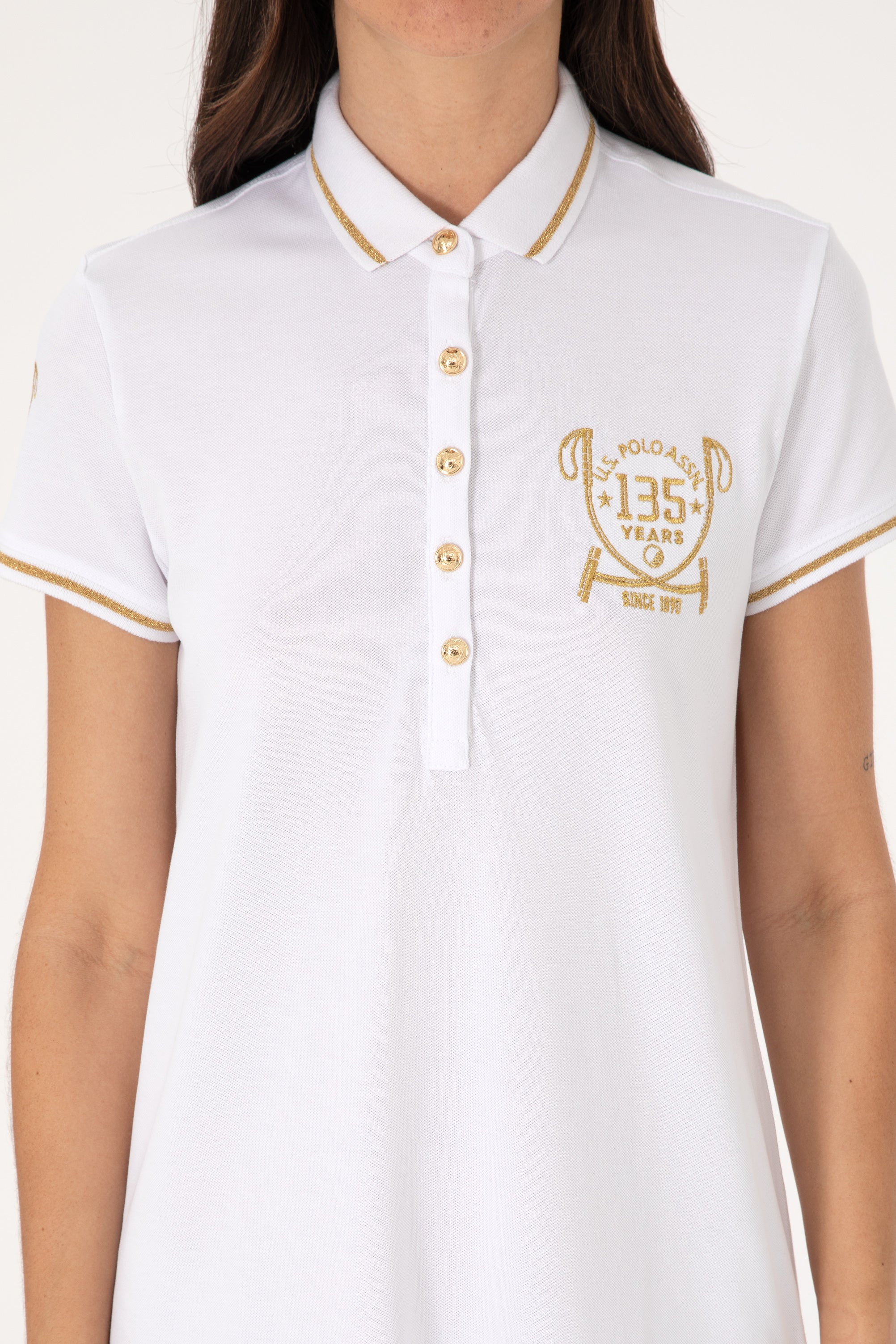 Rochie Polo Alb Cu Logo Auriu  Și Detalii pe Guler