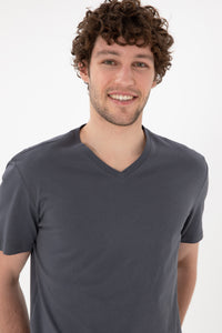 Tricou Bărbați Gri Petrol Cu Decolteu În V Și Logo Brodat Pe Mânecă