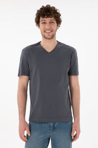 Tricou Bărbați Gri Petrol Cu Decolteu În V Și Logo Brodat Pe Mânecă
