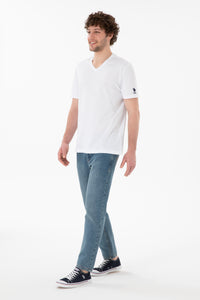 Tricou Bărbați Alb Cu Decolteu În V Și Logo Brodat Pe Mânecă